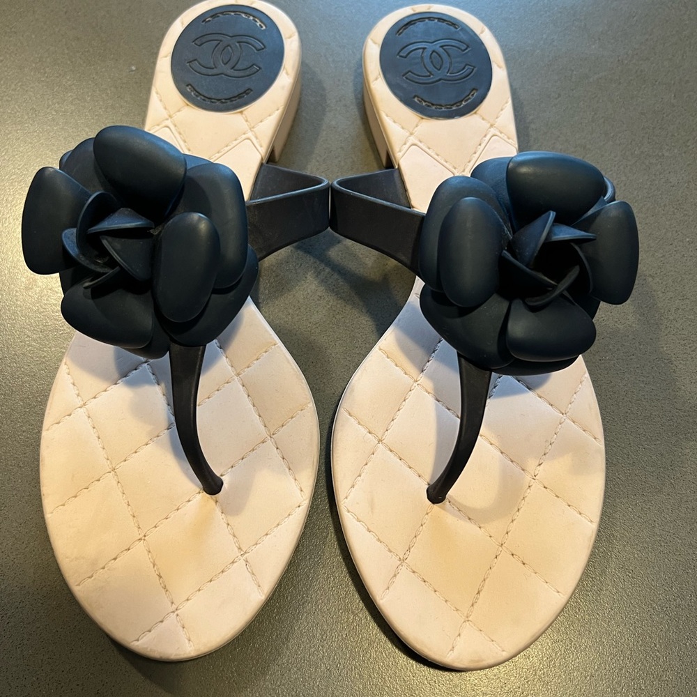 CHANEL Flats with Flower